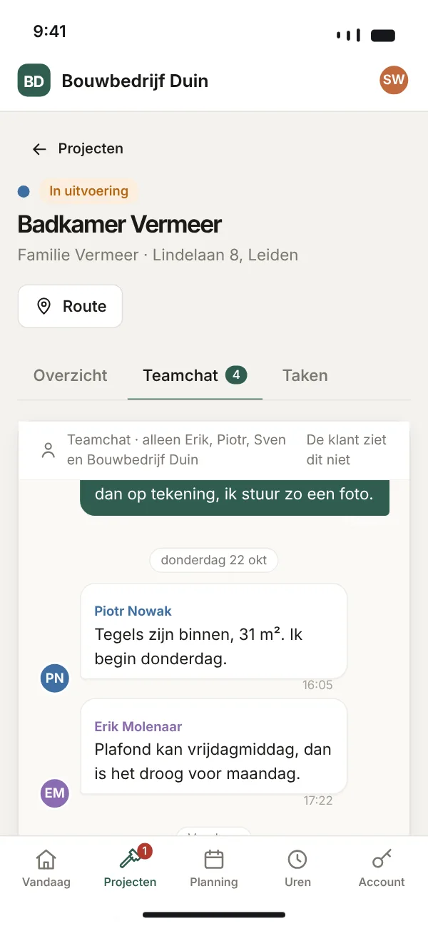 Teamchat van een project op de telefoon