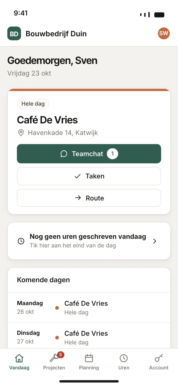 Het scherm van een vakman op zijn telefoon: waar hij vandaag werkt, met teamchat, taken en route